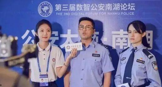 警察网记者张津瑜吃瓜